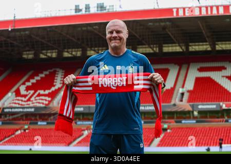 West Bridgford, Royaume-Uni. 22 octobre 2025. Sean Dyche, directeur de Nottingham Forest, est dévoilé comme nouveau directeur du club avant une conférence de presse au City Ground, West Bridgford, Angleterre, le 22 octobre 2025 crédit : Lee Keuneke/Every second Media crédit : Every second Media/Alamy Live News Banque D'Images