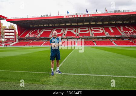 West Bridgford, Royaume-Uni. 22 octobre 2025. Sean Dyche, directeur de Nottingham Forest, est dévoilé comme nouveau directeur du club avant une conférence de presse au City Ground, West Bridgford, Angleterre, le 22 octobre 2025 crédit : Lee Keuneke/Every second Media crédit : Every second Media/Alamy Live News Banque D'Images