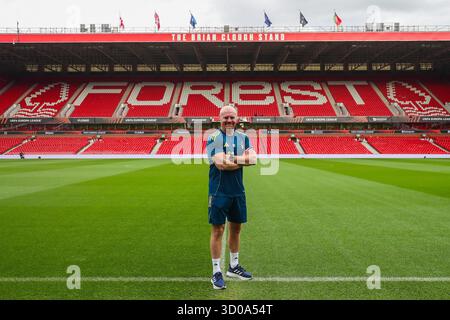 West Bridgford, Royaume-Uni. 22 octobre 2025. Sean Dyche, directeur de Nottingham Forest, est dévoilé comme nouveau directeur du club avant une conférence de presse au City Ground, West Bridgford, Angleterre, le 22 octobre 2025 crédit : Lee Keuneke/Every second Media crédit : Every second Media/Alamy Live News Banque D'Images