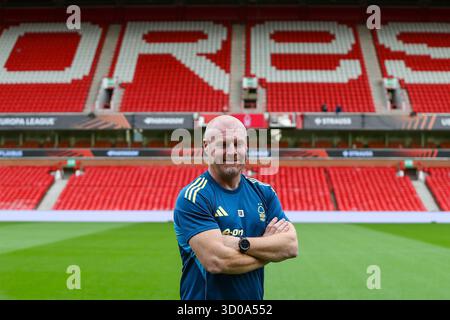 West Bridgford, Royaume-Uni. 22 octobre 2025. Sean Dyche, directeur de Nottingham Forest, est dévoilé comme nouveau directeur du club avant une conférence de presse au City Ground, West Bridgford, Angleterre, le 22 octobre 2025 crédit : Lee Keuneke/Every second Media crédit : Every second Media/Alamy Live News Banque D'Images