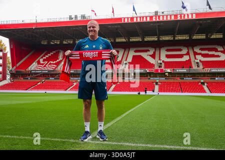 West Bridgford, Royaume-Uni. 22 octobre 2025. Sean Dyche, directeur de Nottingham Forest, est dévoilé comme nouveau directeur du club avant une conférence de presse au City Ground, West Bridgford, Angleterre, le 22 octobre 2025 crédit : Lee Keuneke/Every second Media crédit : Every second Media/Alamy Live News Banque D'Images