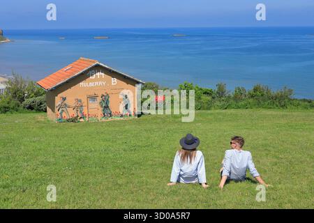 France, Calvados (14), Arromanches-les-bains, vue sur les vestiges de l'ancien port allié préfabriqué (port mûrier) lors du débarquement de Normandie Banque D'Images