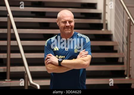 West Bridgford, Royaume-Uni. 22 octobre 2025. Sean Dyche, directeur de Nottingham Forest, est dévoilé comme nouveau directeur du club avant une conférence de presse au City Ground, West Bridgford, Angleterre, le 22 octobre 2025 crédit : Lee Keuneke/Every second Media crédit : Every second Media/Alamy Live News Banque D'Images
