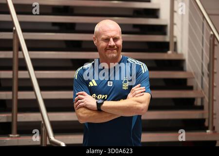 West Bridgford, Royaume-Uni. 22 octobre 2025. Sean Dyche, directeur de Nottingham Forest, est dévoilé comme nouveau directeur du club avant une conférence de presse au City Ground, West Bridgford, Angleterre, le 22 octobre 2025 crédit : Lee Keuneke/Every second Media crédit : Every second Media/Alamy Live News Banque D'Images