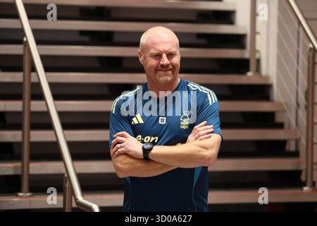 West Bridgford, Royaume-Uni. 22 octobre 2025. Sean Dyche, directeur de Nottingham Forest, est dévoilé comme nouveau directeur du club avant une conférence de presse au City Ground, West Bridgford, Angleterre, le 22 octobre 2025 crédit : Lee Keuneke/Every second Media crédit : Every second Media/Alamy Live News Banque D'Images