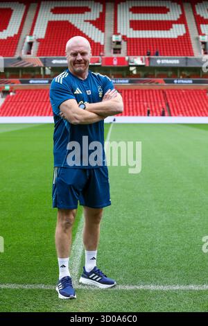 West Bridgford, Royaume-Uni. 22 octobre 2025. Sean Dyche, directeur de Nottingham Forest, est dévoilé comme nouveau directeur du club avant une conférence de presse au City Ground, West Bridgford, Angleterre, le 22 octobre 2025 crédit : Lee Keuneke/Every second Media crédit : Every second Media/Alamy Live News Banque D'Images