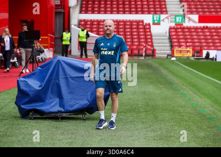 West Bridgford, Royaume-Uni. 22 octobre 2025. Sean Dyche, directeur de Nottingham Forest, est dévoilé comme nouveau directeur du club avant une conférence de presse au City Ground, West Bridgford, Angleterre, le 22 octobre 2025 crédit : Lee Keuneke/Every second Media crédit : Every second Media/Alamy Live News Banque D'Images