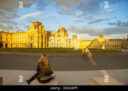 France, Paris, Musée du Louvre, Pavillon Richelieu, jeune femme Banque D'Images