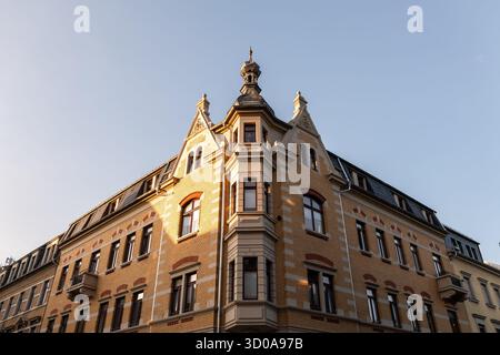 Bel immeuble ancien avec une façade en briques jaunes de clinker. Maison résidentielle à un coin avec un extérieur symétrique. Architecture Art Nouveau. Banque D'Images