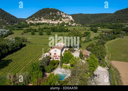 France, Vaucluse, montagnes des Dentelles de Montmirail, le village médiéval de Séguret, labellisé les plus Beaux villages de France, Hôtel domaine de Cabasse, le village en arrière-plan (vue aérienne) Banque D'Images