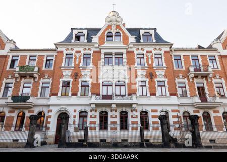 Ancien bâtiment dans la Gartenstrasse 22-24 à 01796 Pirna. Belle maison résidentielle dans l'architecture Art Nouveau (Jugendstil) en bon état. Banque D'Images
