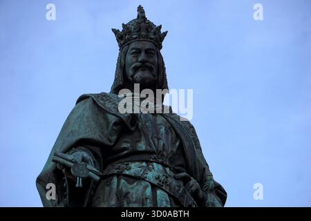 Gros plan portrait de la statue en bronze du roi Charles IV (Karel IV) sur la place des Chevaliers de la Croix près du pont Charles, Prague, République tchèque Banque D'Images