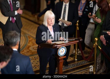 Washington, District de Columbia, États-Unis. 21 octobre 2025. Le sénateur PATTY MURRAY (d-WA) s’est joint au chef de la minorité du sénateur Chuck Schumer (d-NY) et au sénateur Brian Schatz (d-HI) pour s’adresser aux journalistes le 21e jour de la fermeture du gouvernement. 21 octobre 2025 (crédit image : © Douglas Christian/ZUMA Press Wire) USAGE ÉDITORIAL SEULEMENT ! Non destiné à UN USAGE commercial ! Banque D'Images