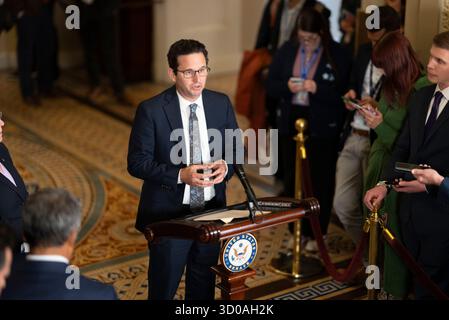Washington, District de Columbia, États-Unis. 21 octobre 2025. Le sénateur BRIAN SCHATZ (d-HI a rejoint le chef de la minorité du sénateur Chuck Schumer (d-NY) ) le sénateur Patty Murray (d-WA) pour s'adresser aux journalistes le 21e jour de la fermeture du gouvernement. 21 octobre 2025 (crédit image : © Douglas Christian/ZUMA Press Wire) USAGE ÉDITORIAL SEULEMENT ! Non destiné à UN USAGE commercial ! Banque D'Images