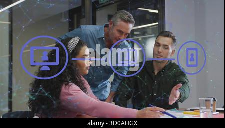 Professionnels collaboratifs examinant des documents dans une salle de conférence, avec des icônes de réseau numérique Banque D'Images