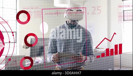 Analysant les données VR professionnel portant la chemise boutonnée dans le bureau, avec casque VR et tablette Banque D'Images