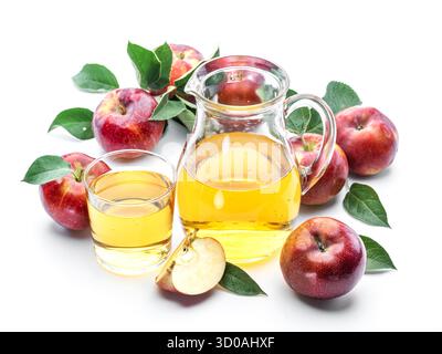 Verre et carafe de jus de pomme frais et de pommes rouges biologiques isolés sur fond blanc. Banque D'Images