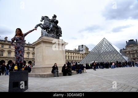 Paris, France. 22 octobre 2025. Le musée du Louvre a rouvert trois jours après le cambriolage à Paris, France, le 22 octobre 2025. Photo par Alain Apaydin/ABACAPRESS crédit : Abaca Press/Alamy Live News Banque D'Images