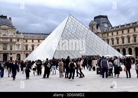 Paris, France. 22 octobre 2025. Le musée du Louvre a rouvert trois jours après le cambriolage à Paris, France, le 22 octobre 2025. Photo par Alain Apaydin/ABACAPRESS crédit : Abaca Press/Alamy Live News Banque D'Images