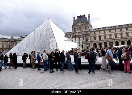 Paris, France. 22 octobre 2025. Le musée du Louvre a rouvert trois jours après le cambriolage à Paris, France, le 22 octobre 2025. Photo par Alain Apaydin/ABACAPRESS crédit : Abaca Press/Alamy Live News Banque D'Images