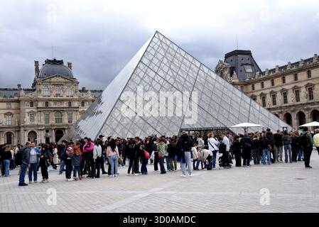 Paris, France. 22 octobre 2025. Le musée du Louvre a rouvert trois jours après le cambriolage à Paris, France, le 22 octobre 2025. Photo par Alain Apaydin/ABACAPRESS crédit : Abaca Press/Alamy Live News Banque D'Images