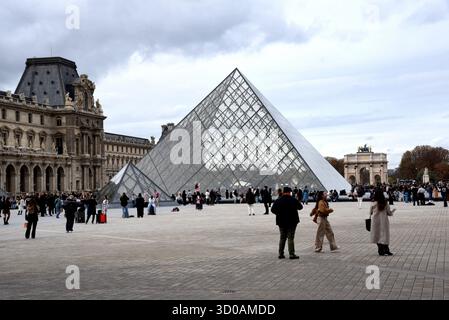 Paris, France. 22 octobre 2025. Le musée du Louvre a rouvert trois jours après le cambriolage à Paris, France, le 22 octobre 2025. Photo par Alain Apaydin/ABACAPRESS crédit : Abaca Press/Alamy Live News Banque D'Images