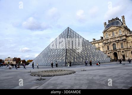 Paris, France. 22 octobre 2025. Le musée du Louvre a rouvert trois jours après le cambriolage à Paris, France, le 22 octobre 2025. Photo par Alain Apaydin/ABACAPRESS crédit : Abaca Press/Alamy Live News Banque D'Images