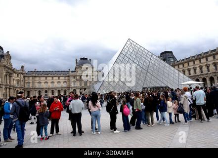 Paris, France. 22 octobre 2025. Le musée du Louvre a rouvert trois jours après le cambriolage à Paris, France, le 22 octobre 2025. Photo par Alain Apaydin/ABACAPRESS crédit : Abaca Press/Alamy Live News Banque D'Images