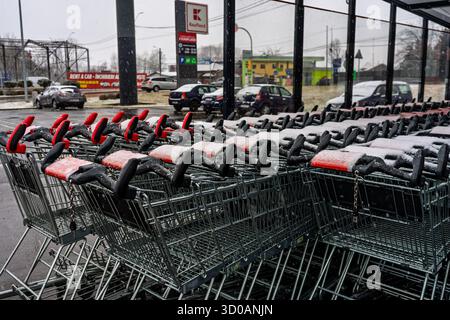 Panneaux publicitaires sur les chariots pour l'épicerie du supermarché Kaufland Banque D'Images