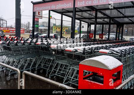 Panneaux publicitaires sur les chariots pour l'épicerie du supermarché Kaufland Banque D'Images