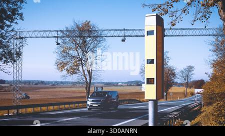 Une caméra de vitesse au bord de la route avec une voiture qui passe à l'arrière-plan. Banque D'Images