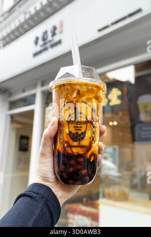 Thé moussant signature Brown Sugar Boba au Xing Fu Tang, Chinatown, Londres, Angleterre Banque D'Images