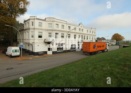 DATE D'ENREGISTREMENT NON INDIQUÉE Altbau mit Geschäftsräumen und Wohnungen am Ernst-August-Deich. Wilhelmsburg Hambourg *** ancien bâtiment avec des locaux commerciaux et des appartements sur Ernst August Deich Wilhelmsburg Hambourg Banque D'Images