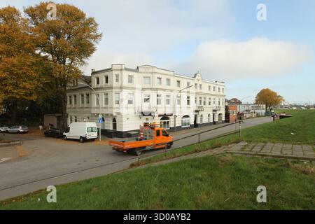 DATE D'ENREGISTREMENT NON INDIQUÉE Altbau mit Geschäftsräumen und Wohnungen am Ernst-August-Deich. Wilhelmsburg Hambourg *** ancien bâtiment avec des locaux commerciaux et des appartements sur Ernst August Deich Wilhelmsburg Hambourg Banque D'Images