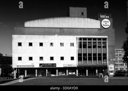 Luton Central Library and Theatre, St Georges Square, Luton Town, Bedfordshire, Angleterre, ROYAUME-UNI Banque D'Images