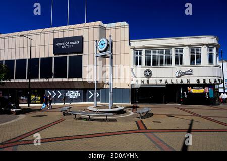The Centenary Clock and Creams Cafe sur St Georges Street, Luton Town, Bedfordshire, Angleterre, Royaume-Uni Banque D'Images