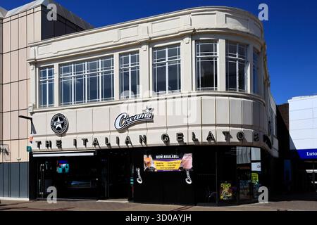 Creams Cafe sur St Georges Street, Luton Town, Bedfordshire, Angleterre, Royaume-Uni Banque D'Images