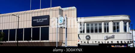 The Centenary Clock and Creams Cafe sur St Georges Street, Luton Town, Bedfordshire, Angleterre, Royaume-Uni Banque D'Images