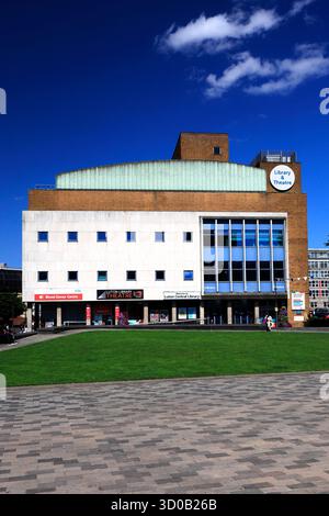 Luton Central Library and Theatre, St Georges Square, Luton Town, Bedfordshire, Angleterre, ROYAUME-UNI Banque D'Images