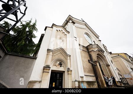 Tarnow, Pologne - 10 octobre 2025 : vue extérieure de l'église Sainte-Croix et Saints Philippe Neri à Tarnow avec des arches, une fenêtre ronde et décorativ Banque D'Images