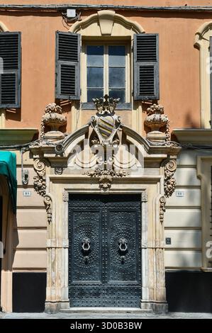 Portail avec les armoiries du Palazzo Ferrero de Gubernatis Vintimille (17ème c) sur le célèbre 'budello', principale rue commerçante, Alassio, Ligurie, Italie Banque D'Images