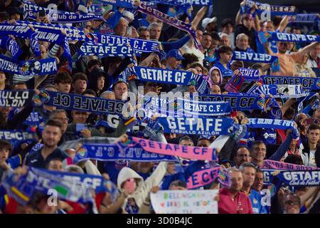 Madrid, Espagne. 19 octobre 2025. GETAFE, ESPAGNE - 19 OCTOBRE : les fans de Getafe CF lors du match LaLiga EA Sports entre Getafe CF et Real Madrid au Coliseum Alfonso Perez Stadium le 19 octobre 2025 à Madrid, Espagne. (Photo de Jose Torres/photo Players images/Magara Press) crédit : Magara Press SL/Alamy Live News Banque D'Images