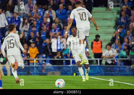 Madrid, Espagne. 19 octobre 2025. GETAFE, ESPAGNE - 19 OCTOBRE : Kylian Mbappe, avant central du Real Madrid, célèbre après avoir marqué le premier but de son équipe avec Vinicius Junior lors du match LaLiga EA Sports entre Getafe CF et Real Madrid au Coliseum Alfonso Perez Stadium le 19 octobre 2025 à Madrid, Espagne. (Photo de Jose Torres/photo Players images/Magara Press) crédit : Magara Press SL/Alamy Live News Banque D'Images