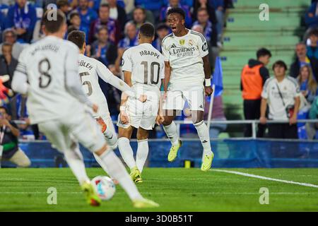Madrid, Espagne. 19 octobre 2025. GETAFE, ESPAGNE - 19 OCTOBRE : Kylian Mbappe, avant central du Real Madrid, célèbre après avoir marqué le premier but de son équipe avec Vinicius Junior lors du match LaLiga EA Sports entre Getafe CF et Real Madrid au Coliseum Alfonso Perez Stadium le 19 octobre 2025 à Madrid, Espagne. (Photo de Jose Torres/photo Players images/Magara Press) crédit : Magara Press SL/Alamy Live News Banque D'Images