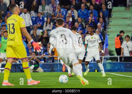 Madrid, Espagne. 19 octobre 2025. GETAFE, ESPAGNE - 19 OCTOBRE : Kylian Mbappe, avant central du Real Madrid, célèbre après avoir marqué le premier but de son équipe avec Vinicius Junior lors du match LaLiga EA Sports entre Getafe CF et Real Madrid au Coliseum Alfonso Perez Stadium le 19 octobre 2025 à Madrid, Espagne. (Photo de Jose Torres/photo Players images/Magara Press) crédit : Magara Press SL/Alamy Live News Banque D'Images