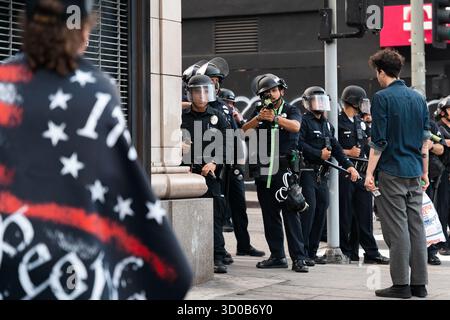 Los Angeles, États-Unis, 14 juin 2025. À l'extérieur du bâtiment fédéral de Los Angeles, le LAPD déclare illégale la manifestation « No Kings Day » et utilise la force pour disperser la foule. Les officiers du LAPD visent moins qu'une arme à feu létale sur des civils non armés sans provocation. Banque D'Images