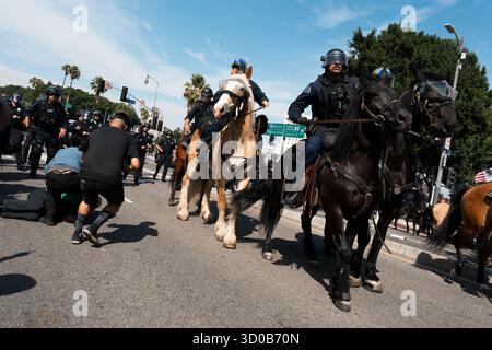 Los Angeles, États-Unis, 14 juin 2025. À l'extérieur du bâtiment fédéral de Los Angeles, le LAPD déclare illégale la manifestation « No Kings Day » et utilise la force pour disperser la foule. Les manifestants se précipitent pour aider un homme âgé après avoir été poussés par la LAPD à cheval. Banque D'Images