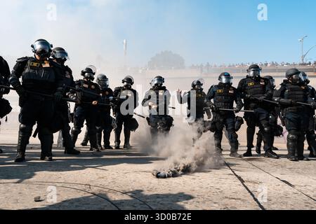 Los Angeles, États-Unis, 10 juin 2025. Les manifestants bloquent l'autoroute 101. Les LAPD équipés d'un équipement anti-émeute déploient des agents chimiques pour disperser la foule. Banque D'Images
