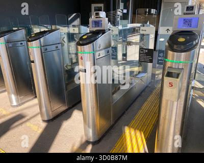 27 juillet 2025, Moscou, Russie. Les gens peuvent utiliser le paiement sans contact pour passer à travers les barrières de billets modernes dans une station de transport en commun très fréquentée. Banque D'Images