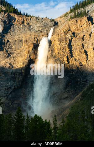 Chute d'eau majestueuse descendant une falaise imposante par une journée ensoleillée. Takakkaw Falls, Colombie-Britannique Banque D'Images